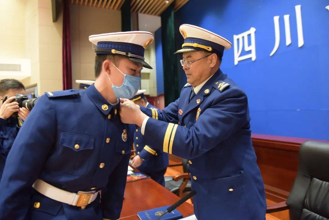 一批高级消防员晋升,新消防员授予消防救援衔仪式来了!