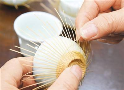 刘嘉峰用竹丝编织茶具. 简朝龙摄