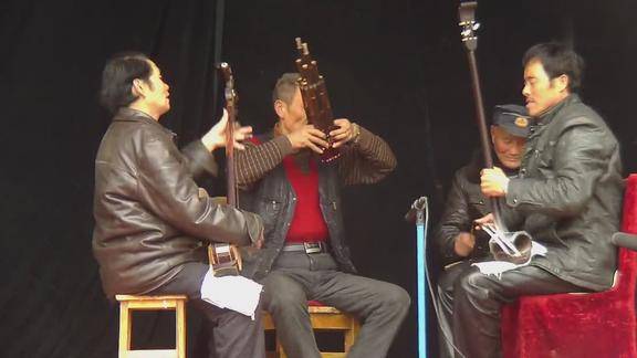 民间高手曲胡演奏十八板真不赖一点都不比专业的差