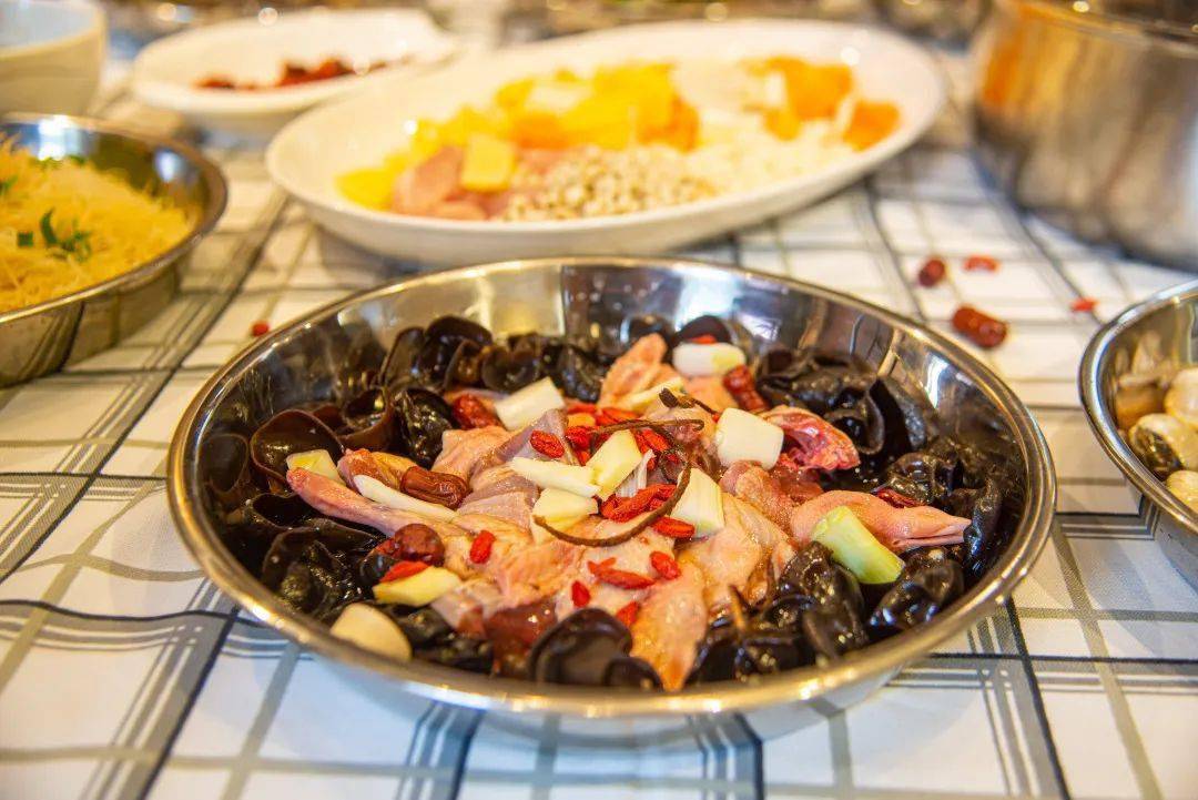 芫西葱蒜豉油1碗点 料口(什粮汤底:红萝卜,栗米竹葛,薏米,茨实,肉片)
