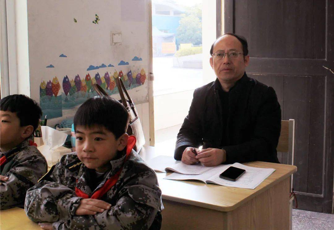 泰兴市小学名校长工作室研修活动在东街小学举行