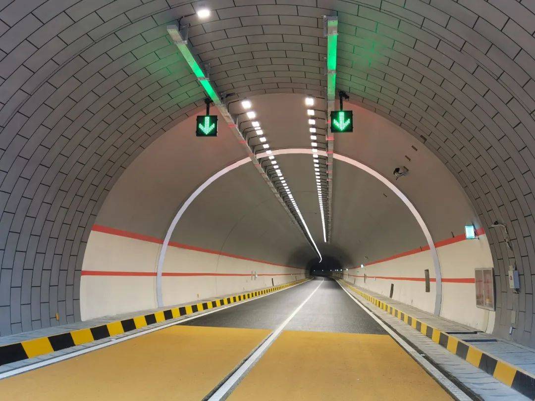 设枢纽立交与十天高速公路相接,止于陕渝界大巴山隧道省际分界处,接在