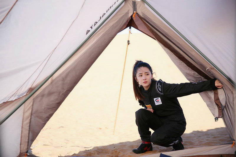 《沙蟒围城》热播,李佳怡变身美女赛车手_电影