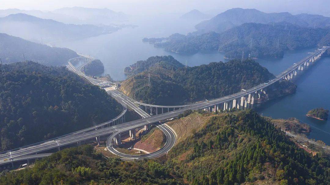 未来,杭州市民由千黄高速从千岛湖出发,最快约1小时到黄山;市民乘高铁