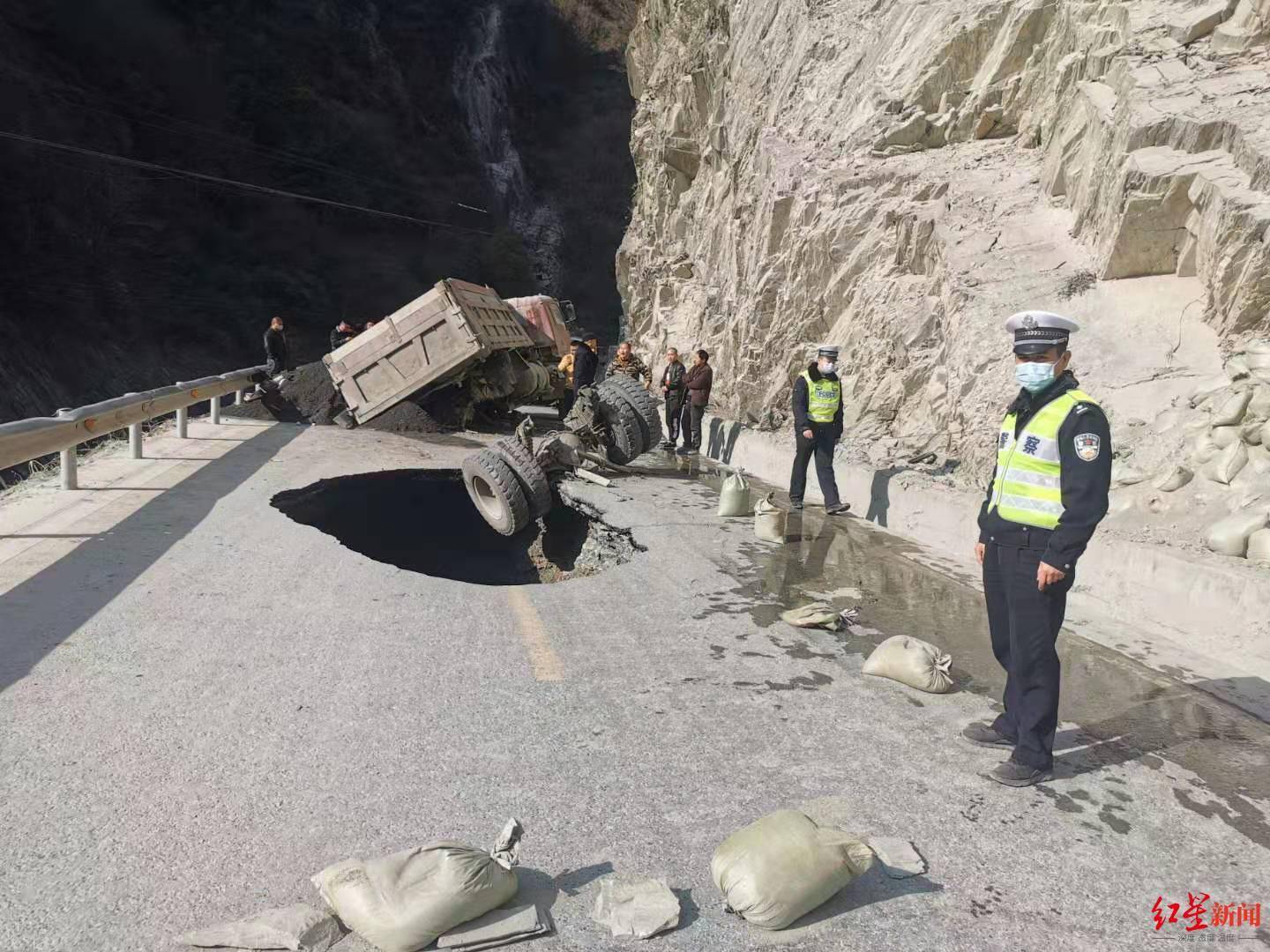 3米多深坑洞惊现347国道四川北川段 经抢修已恢复通行