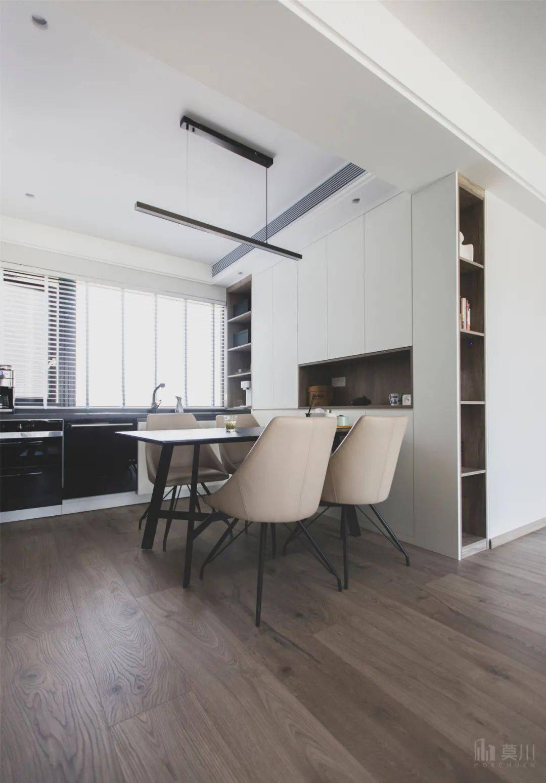 靠窗装一排的矮柜,柜子加入嵌入电器及水槽,提供了实用丰富的餐厨