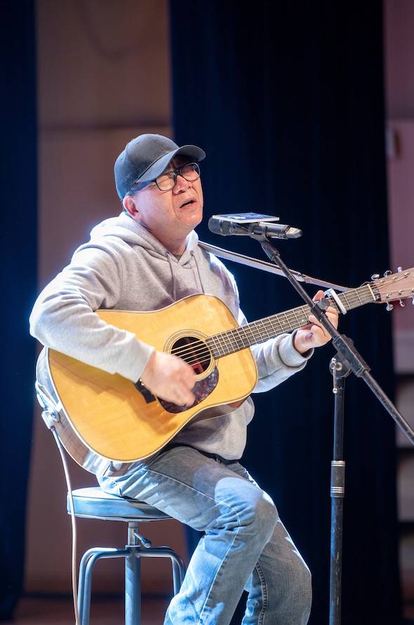 南都记者 谭庆驹 摄杨沐泽演唱《王日穷》和以徐志摩的诗为唱词的《我