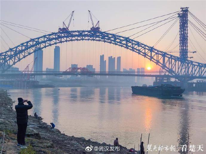 汉江边旭日东升，摄影爱好者眼中的最美时刻