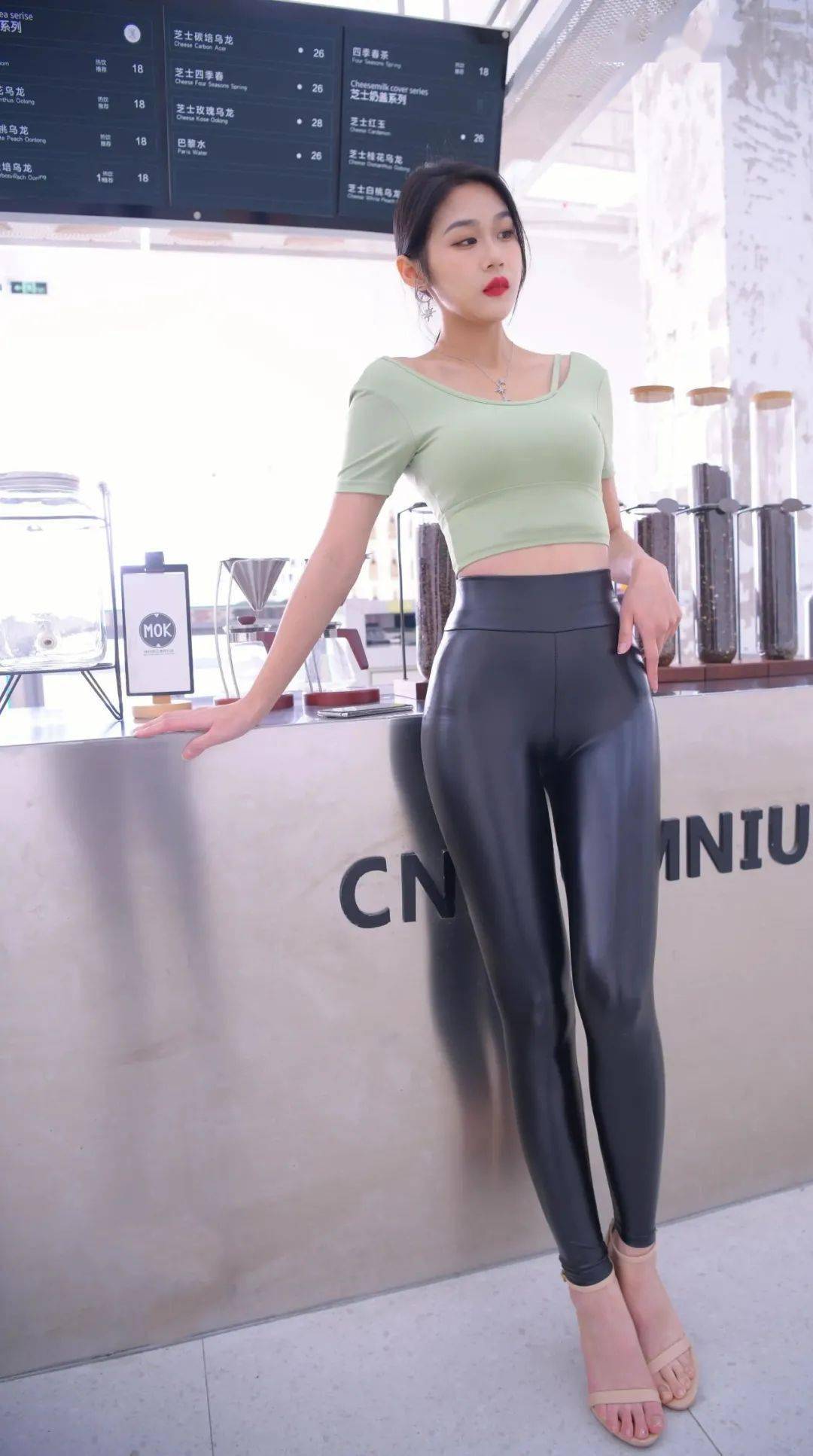 网红模特爱穿的皮裤,曾经也是一款大众流行的单品_手机搜狐网