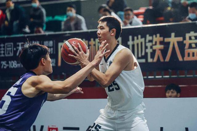 拥有铁牛,向紫龙,刘连,张振虎,以及双外援2米19的巨无霸内线tyler和1