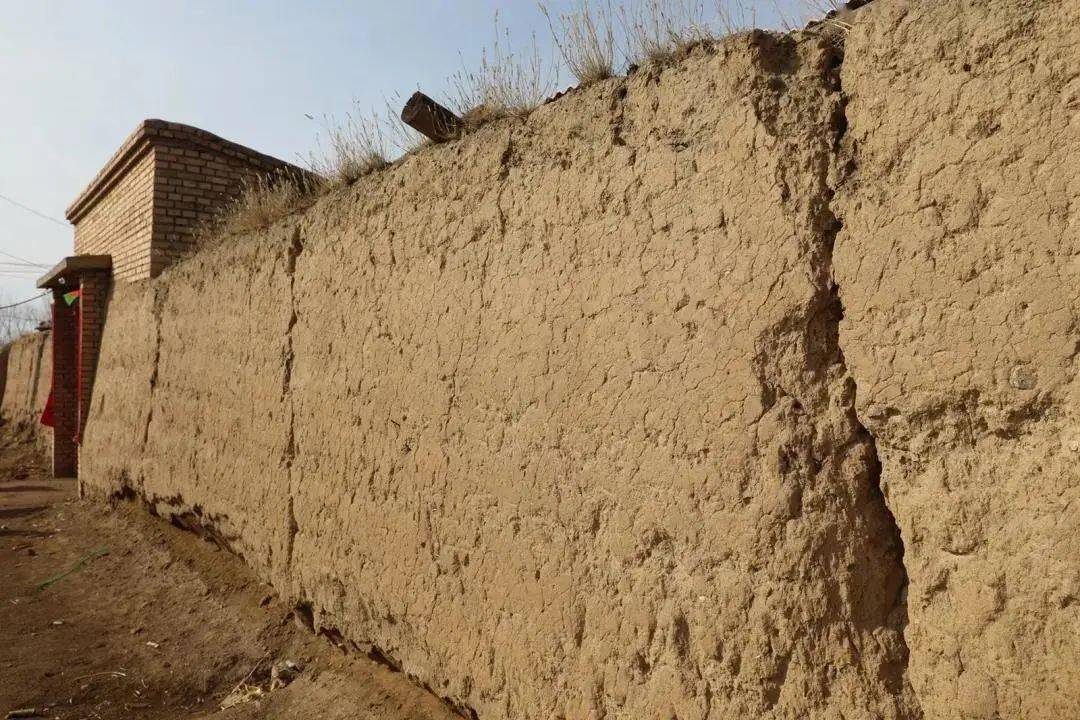 一下车便被贫瘠的山野里,那土黄色的,俗称"干打垒"的土墙深深震撼着,"