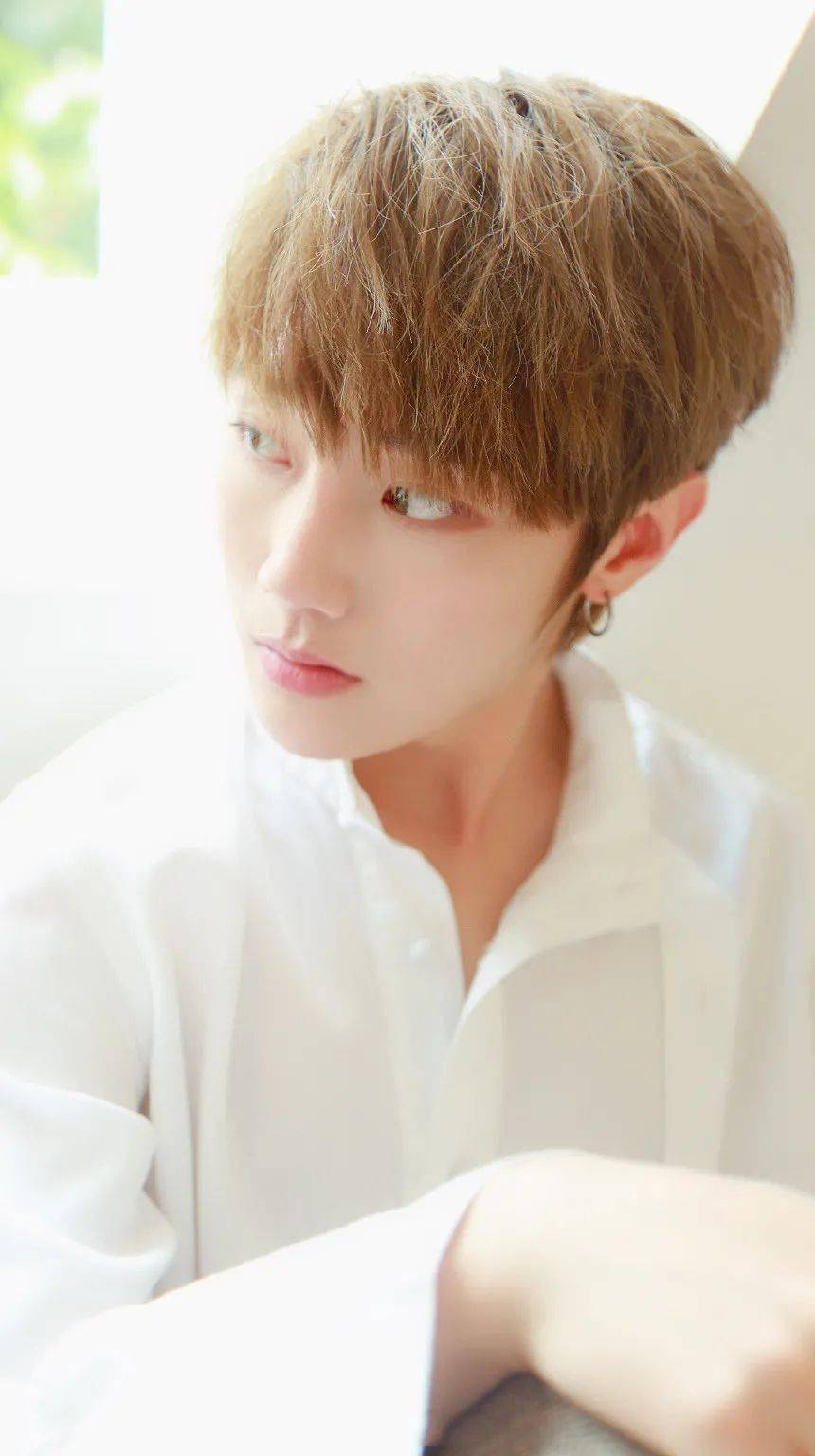 手机壁纸r1se刘也