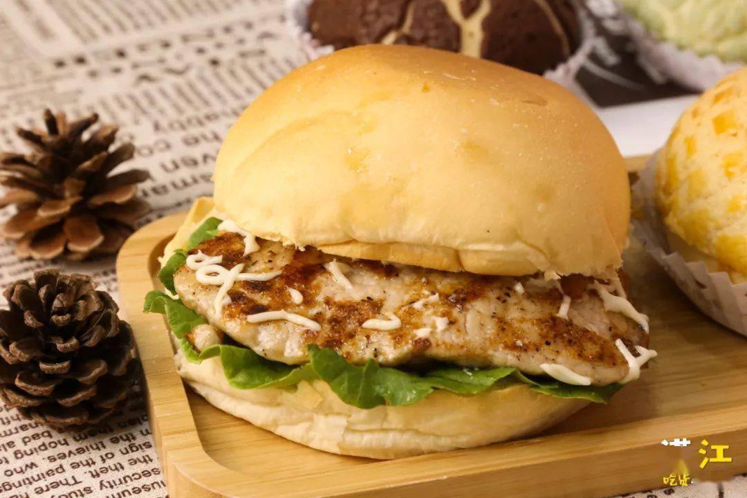 10元不到开在霞山的宝藏猪扒菠萝包一碰就掉渣