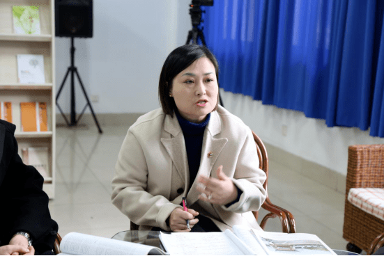 刘青老师认为问题串的设计既可以是启发式,也可以是深入式,预设的提问