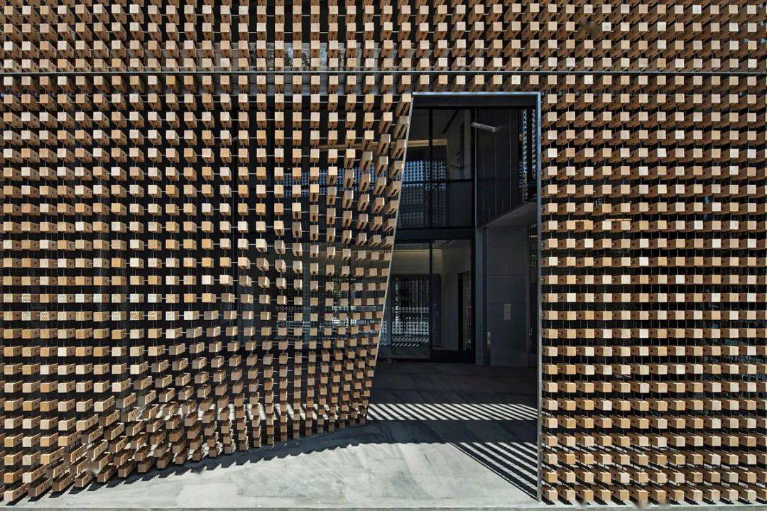 清水混凝土建筑搭配 216 个网格外墙,一举摘下今年日本 sky design