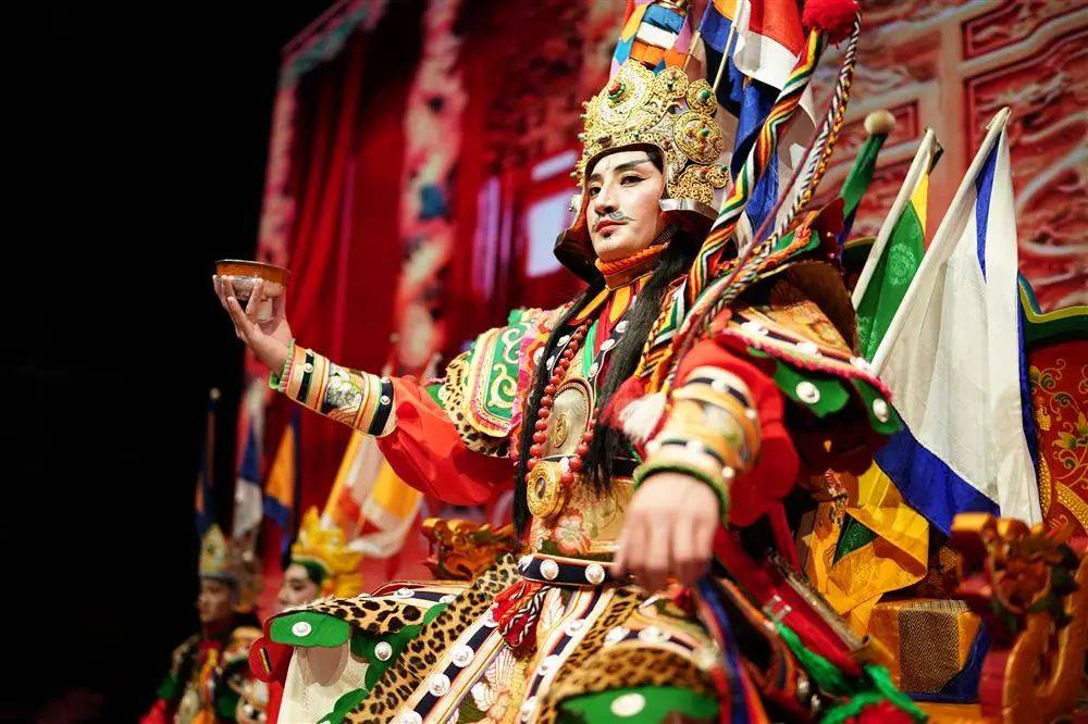 格萨尔王和众将领的戏服重达十几斤,造型颇似京剧里的长靠武生,只不过