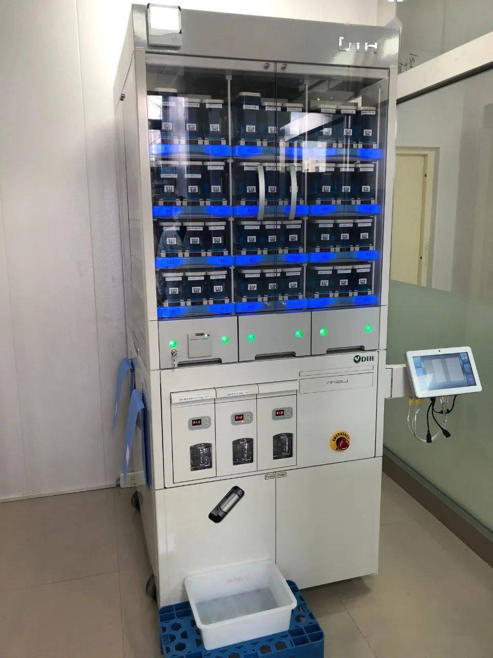 为保持机器的温度与湿度,更好的为患者提供药品分装,我院实行操作间与