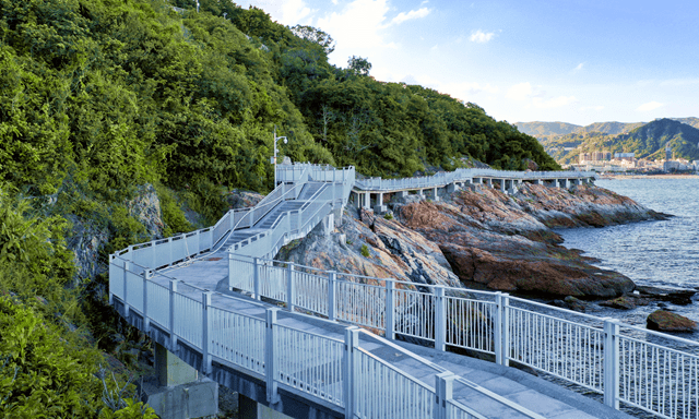 在栈道上的大小梅沙段设置有观景平台可以360°全视角观山看海栈道