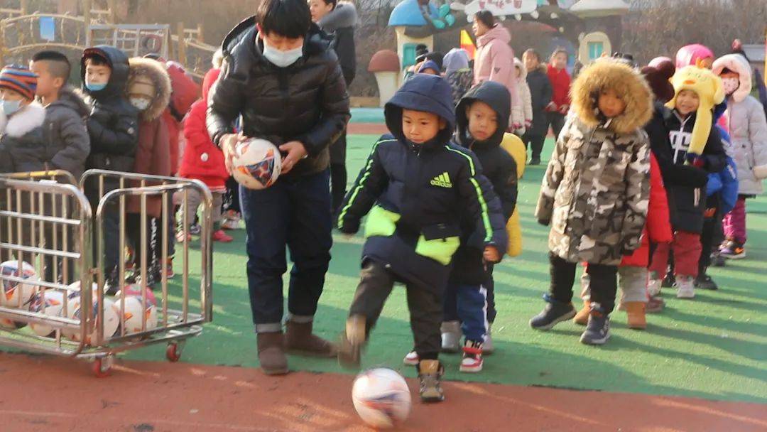 机关幼儿园开展我有一个足球梦幼儿足球嘉年华特色活动