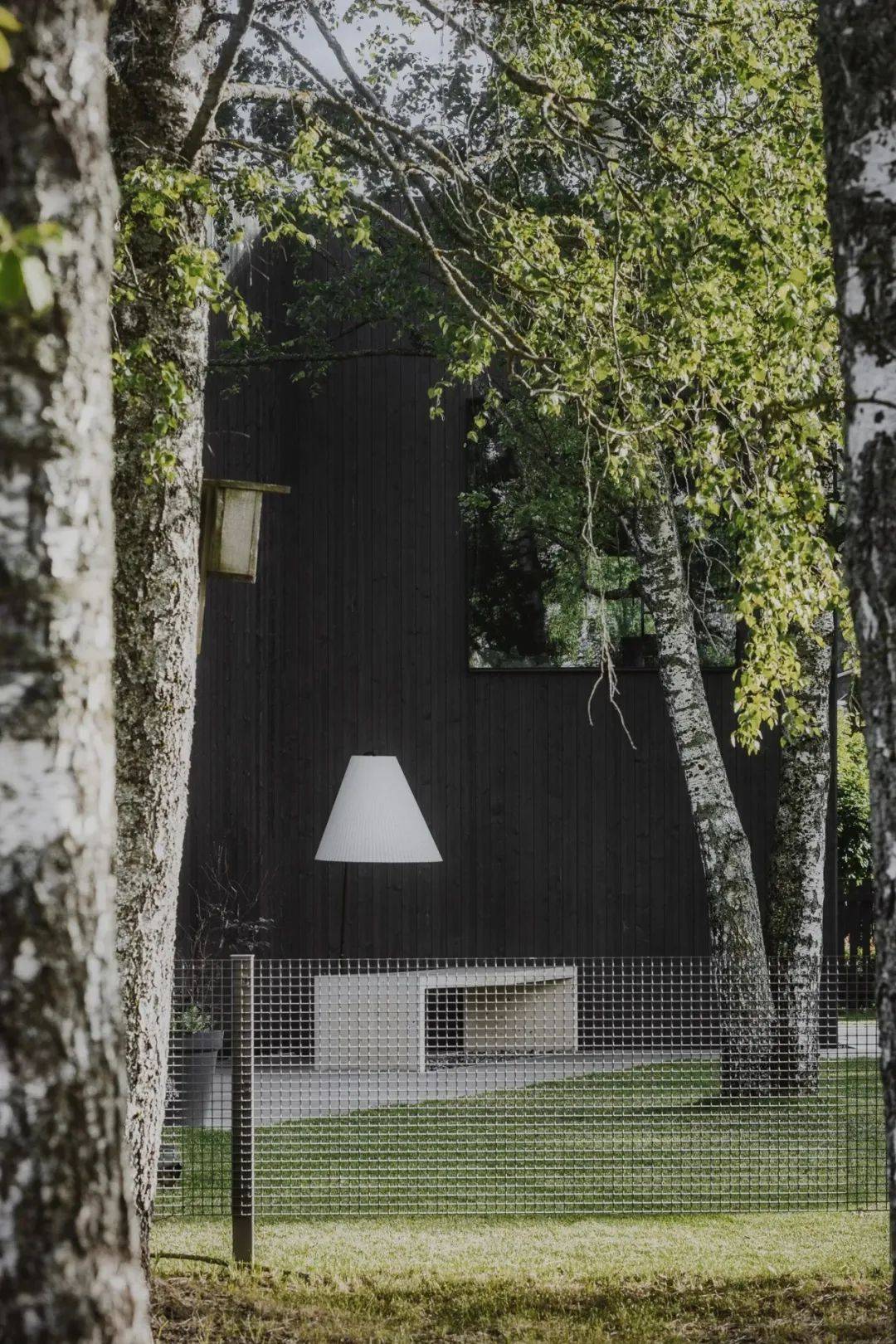 189m05黑色系别墅藏于林间的避世居所