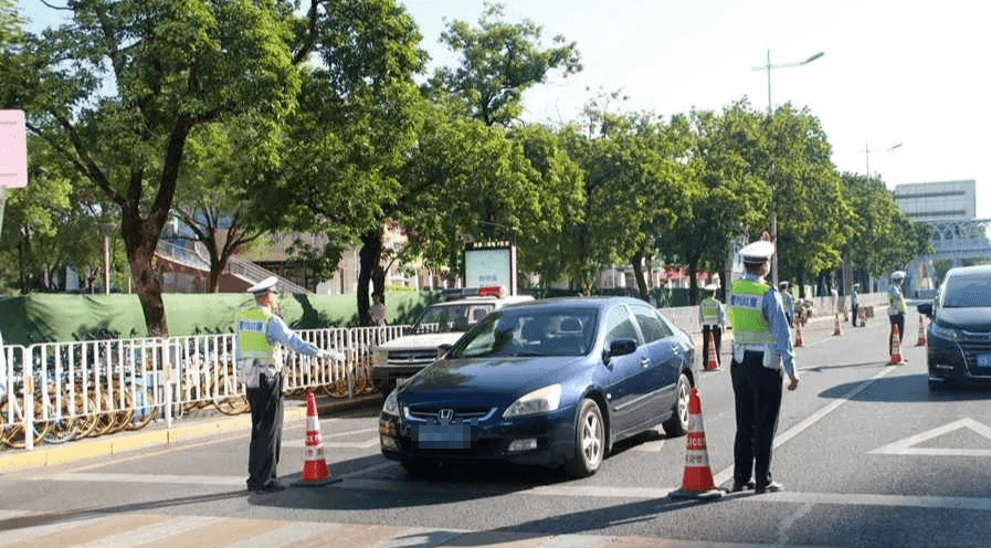 东莞交警陪你"跨年"!