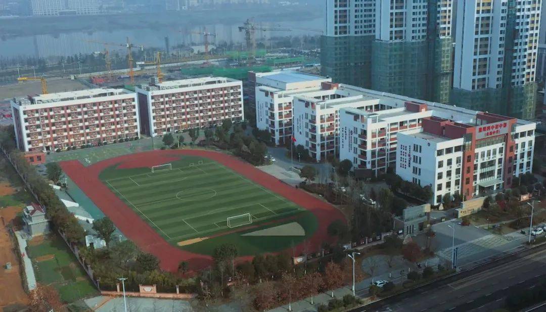 金源中学747474而最为奇迹的是2019年-2020年连续两年荣获襄阳