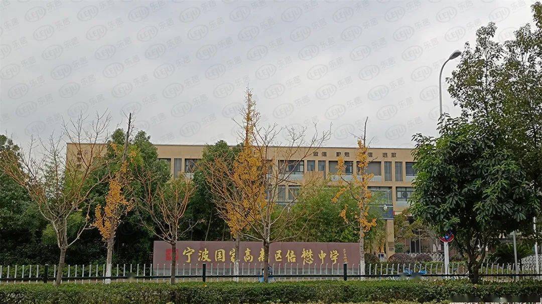 地块周边有浙江大学软件学院,宁波国家高新区外国语学校,信懋中学