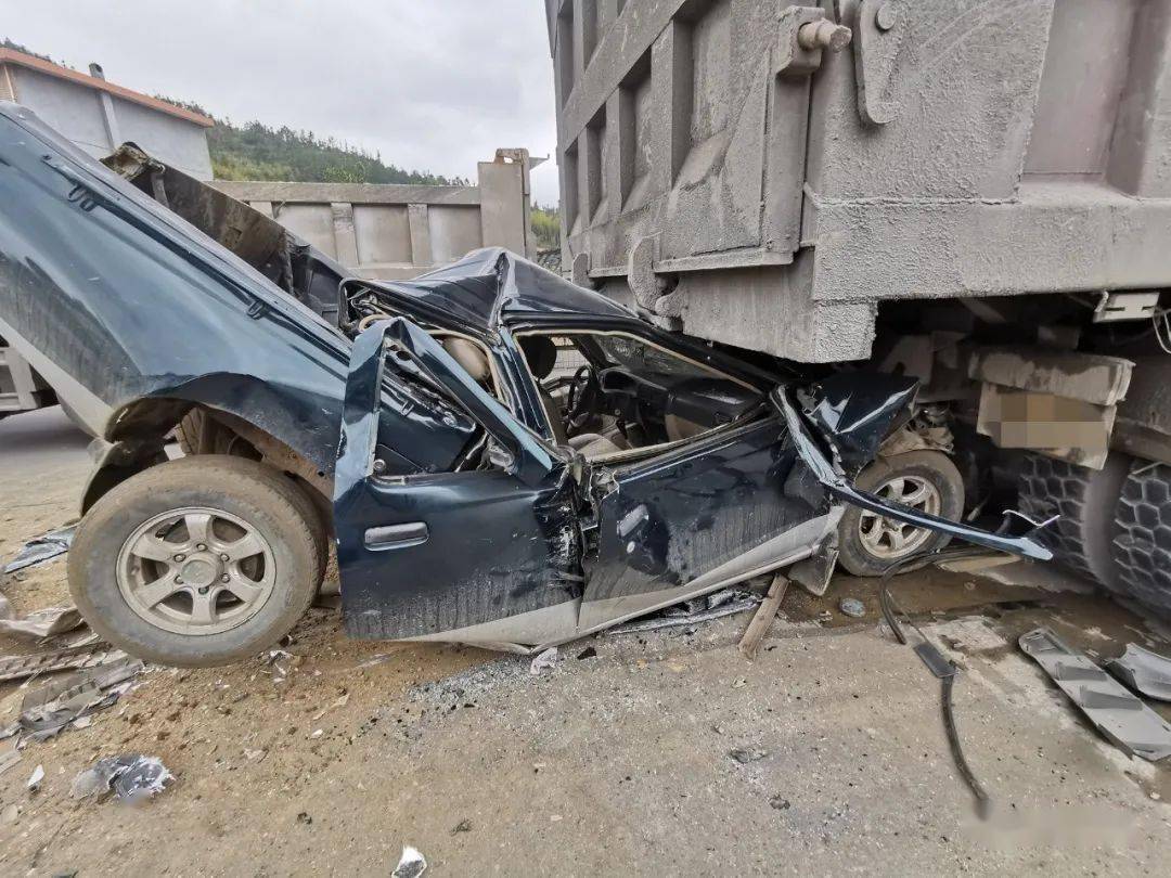 大田省道217发生一起交通事故皮卡夹在中间人员被困