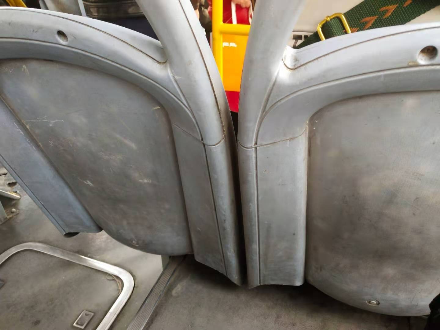 130路公交车的座椅很破旧.