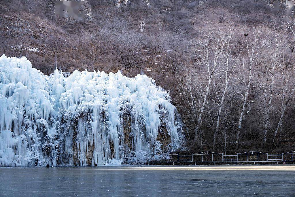 北京房山霞云岭冰瀑景色壮观