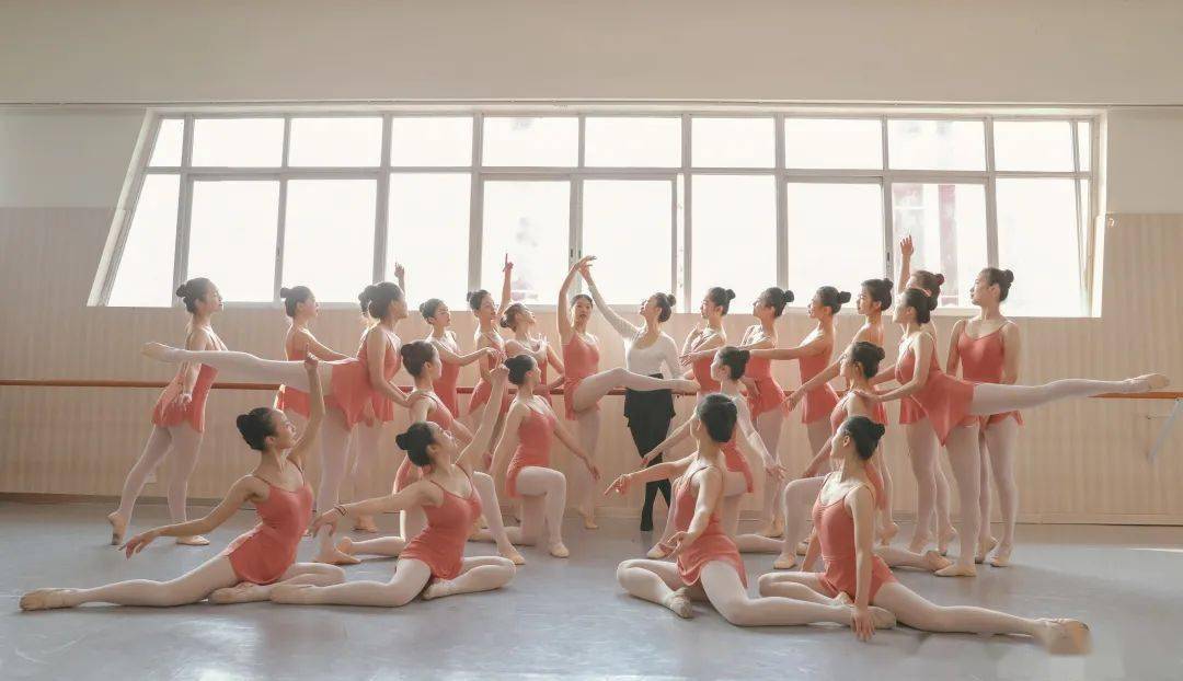 舞影图集四川师大舞蹈学院2020级7班芭蕾舞基训课堂精彩瞬间授课教师