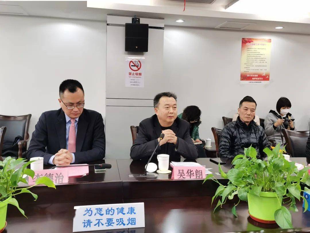会上,黄启群主任介绍了友谊路街道概况,并就有关青年学生的情况作了
