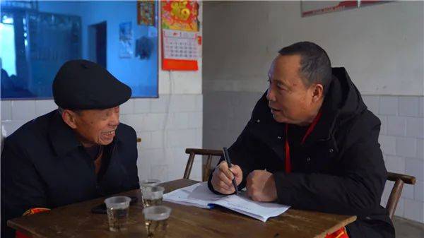 柳桥村党委书记曹铁光(右)2019年,中路铺镇柳桥村依托产业发展,全村