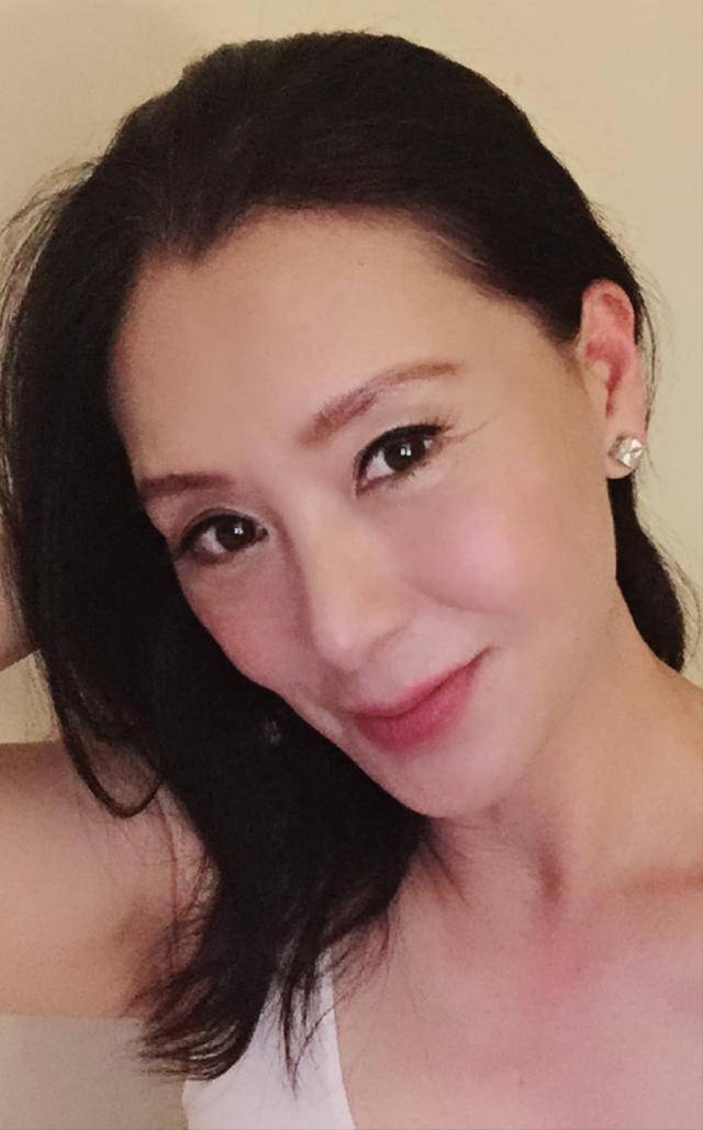 魅力依旧56岁不老女神夏文汐罕见露面容光焕发女人味十足