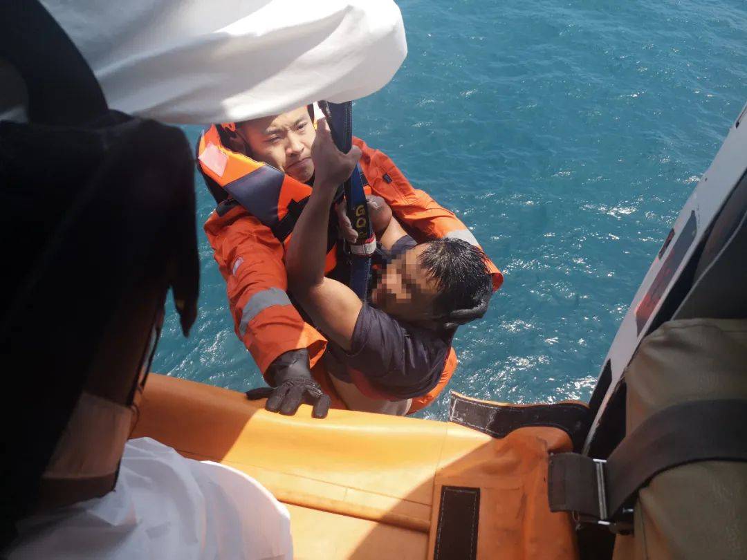 救生员在海上救人的惊险瞬间他还记得,今年的9月23日,在东山海域有一