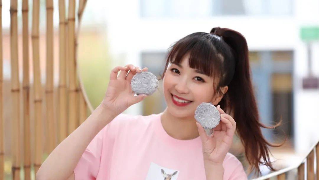 采访过巩俐陆川李冰冰,这位崇明美女回到家乡_施瀛珠