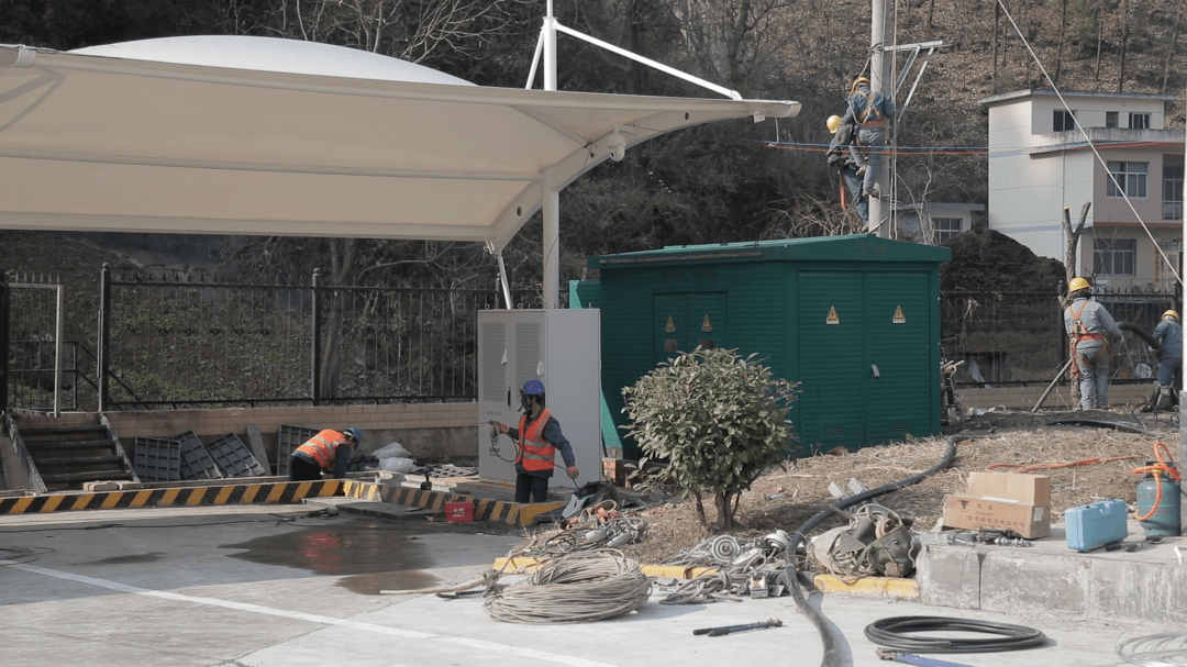 走访了城区及周边县区正在施工的几处充电站工地,在充电桩施工现场