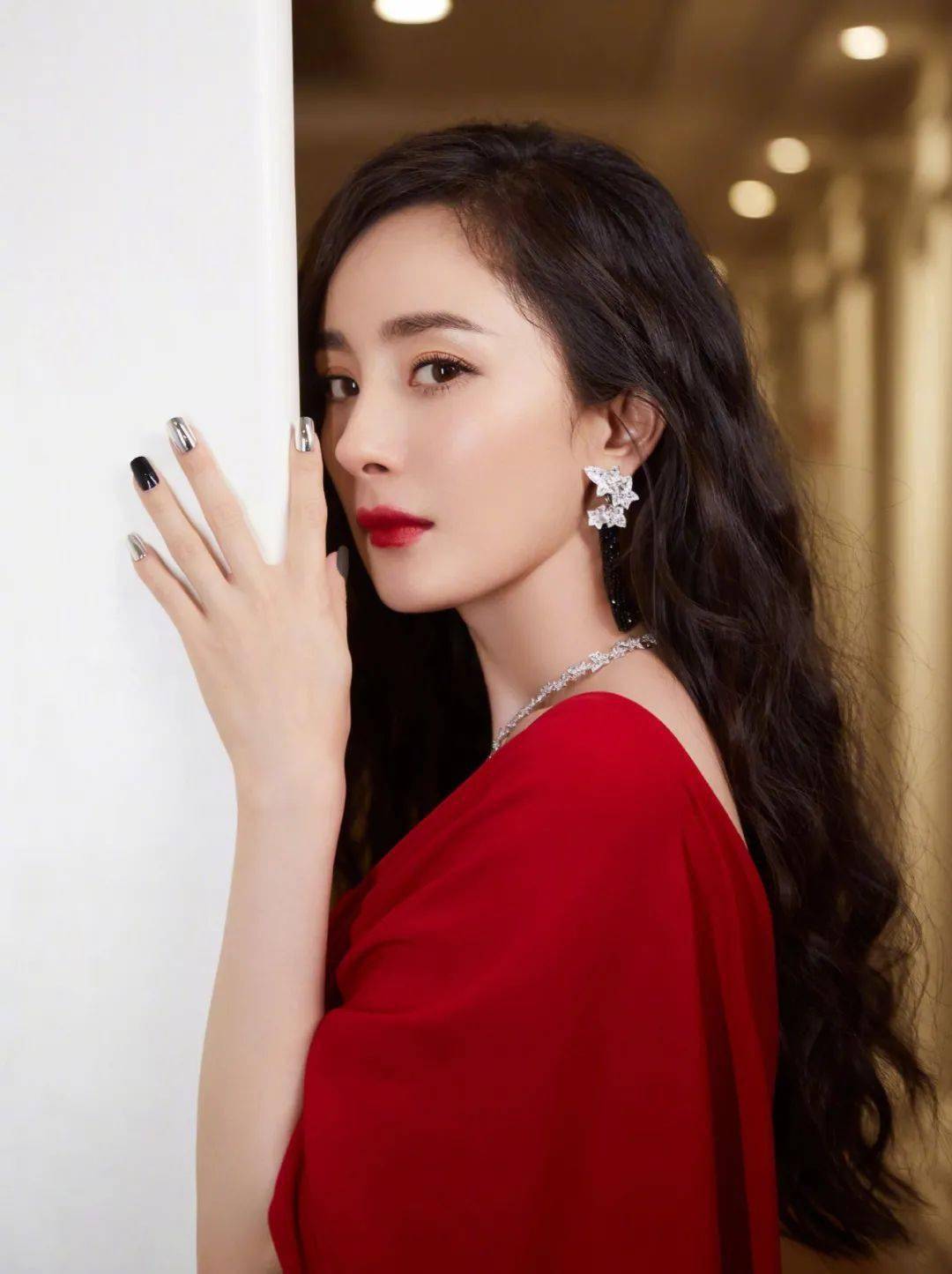 年会红唇争c位女明星红毯造型教你怎么妆