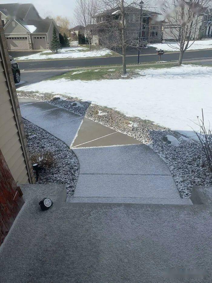 从门缝吹进来的飞雪.地砖的形状变得显眼后,有时就会变得很微妙.