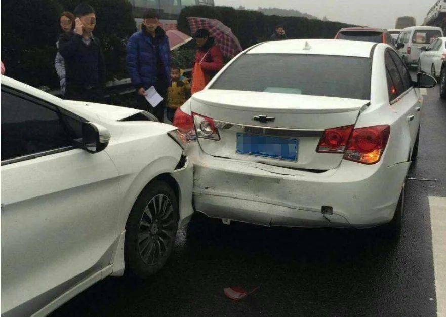 南部两车追尾后车车头受损严重