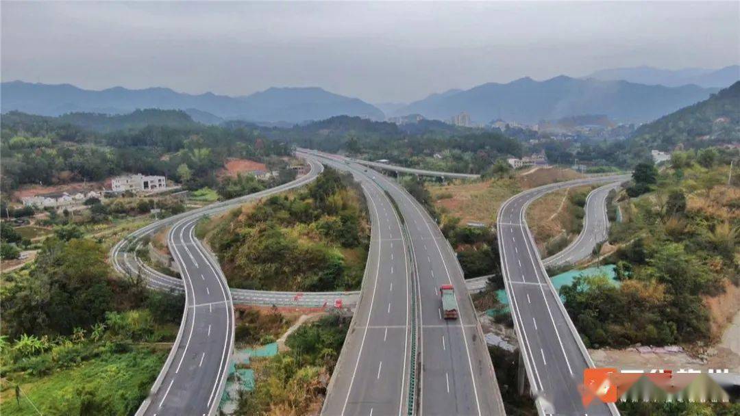 大潮高速主线与梅大高速相接,经大埔县高陂,光德,饶平县新丰,三饶,浮