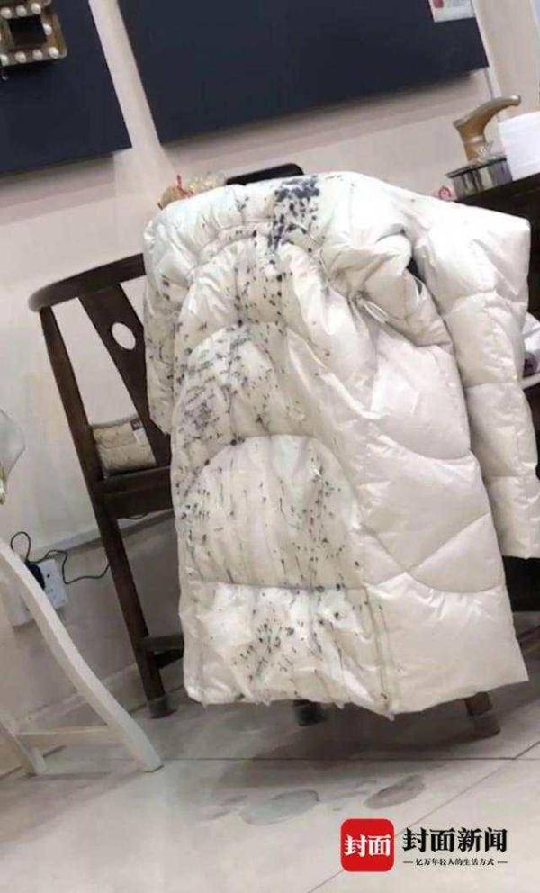 西安一男子街头骑电动车向路人泼墨 多名女子遭遇墨水"袭击"