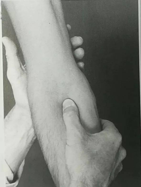 十八,肱骨小头前面观被检查者肘关节后伸,检查者示指置于其肱桡关节后