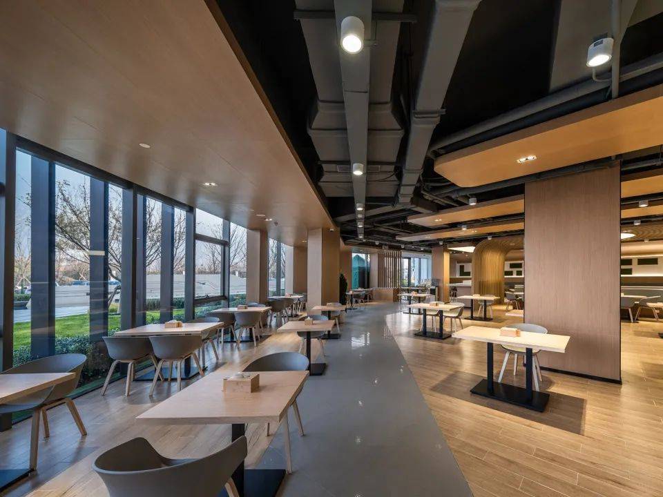 ▼在餐厅可以看到下沉庭院 08三景影像王恺▼北侧下沉庭院 08三景