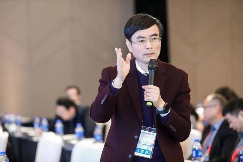 肺癌多学科诊治论坛由马胜林教授和李玉苹教授开场致辞,何正富教授,余