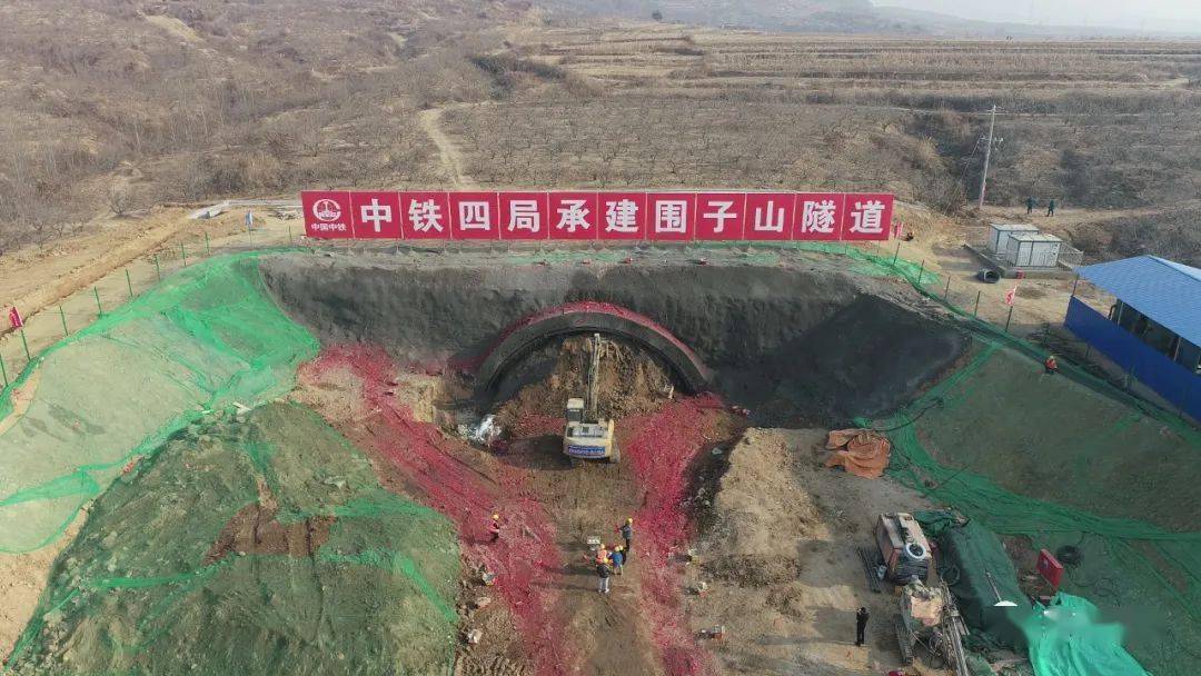围子山隧道率先完成全线首个隧道进洞,标志着本标段率先进入隧道工程