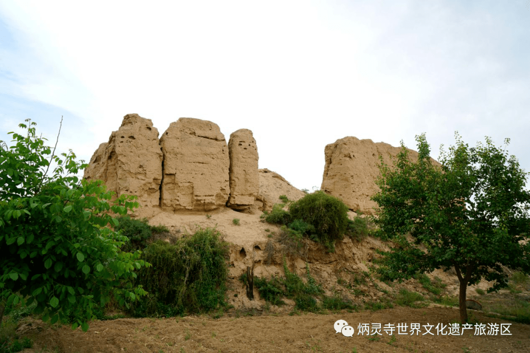 方臺烽火臺遺址標誌碑方臺烽火臺遺址位於永靖縣鹽鍋峽鎮方臺村西南