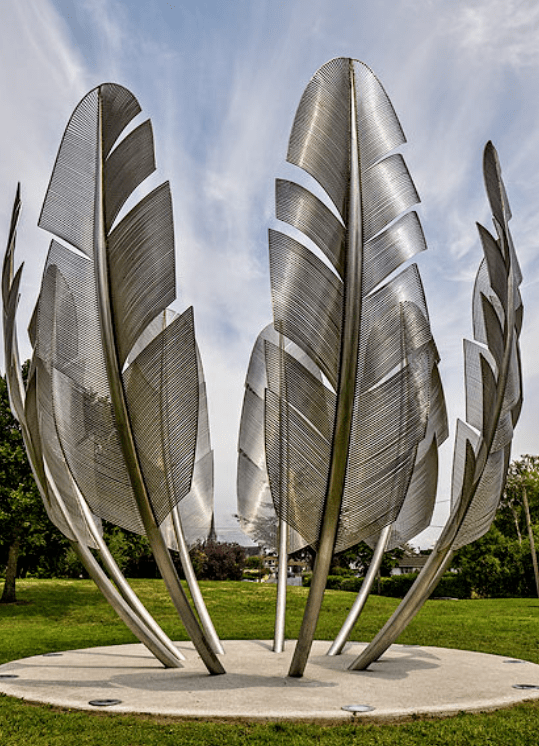 不锈钢雕塑——致敬二百年前的良善之举_羽毛