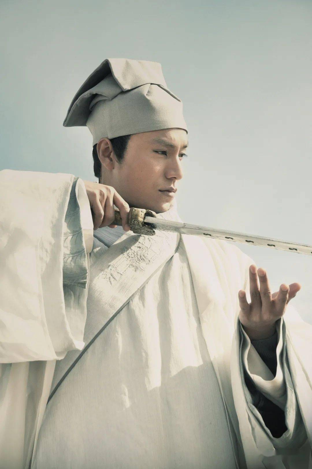 也深受戏曲影响穿着交领褶子换算到明代就是道袍直裰直身这一类
