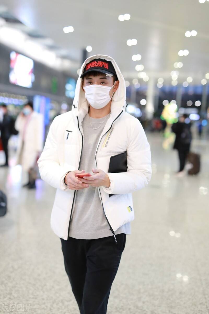 张继科穿白色运动装现身机场胳膊夹包有老板气息